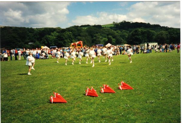 Morris dancers at country fair , Nuttall Park
14-Leisure-04-Events-001-Nuttall Park Events
Keywords: 1987