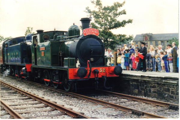 First steam train at the platform 
14-Leisure-04-Events-007-Return of Steam 1987
Keywords: 1987