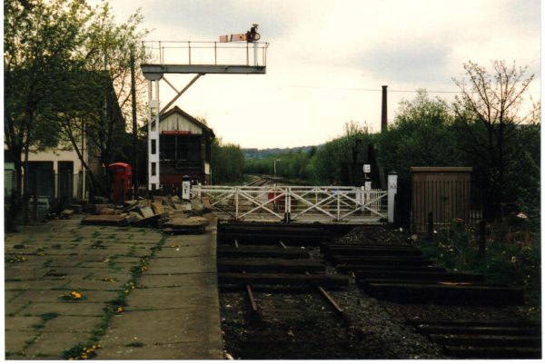Crossing gates and railway sleepers ready for laying
16-Transport-03-Trains and Railways-000-General
Keywords: 1987