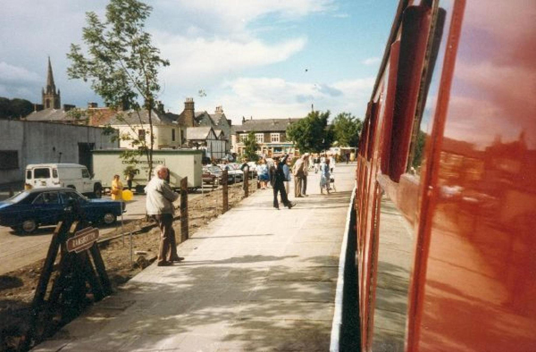 station platform 
16-Transport-03-Trains and Railways-000-General
Keywords: 1987