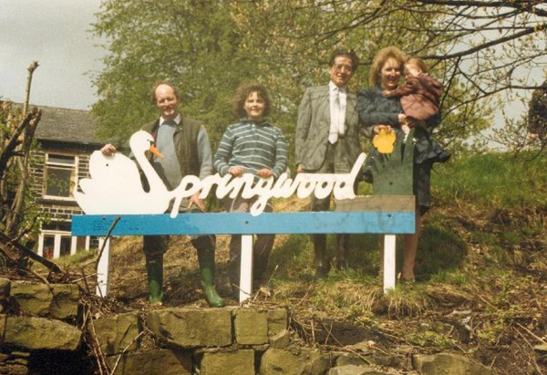 Springwood Lodge sign 
17-Buildings and the Urban Environment-05-Street Scenes-006-Carr Street and Tanners area
Keywords: 1988