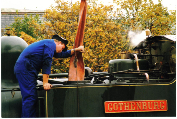 Checking the train water level
16-Transport-03-Trains and Railways-000-General
Keywords: 1989