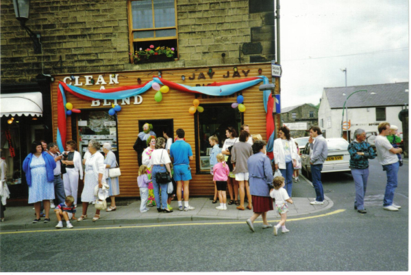 Waiting for the Circus  outside clean a blind shop, became Murrays on Bridge Street
17-Buildings and the Urban Environment-05-Street Scenes-003-Bridge Street
Keywords: 1989