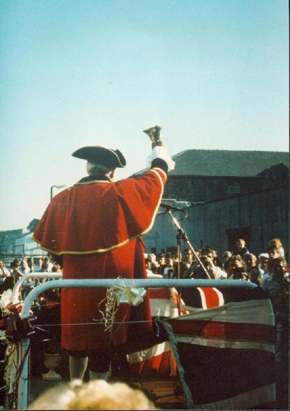 Town Crier opening of station 
09-People and Family-02-People-000-General
Keywords: 1989