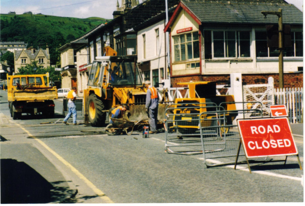 Building the level crossing on Bridge Street
16-Transport-03-Trains and Railways-000-General

Keywords: 1990