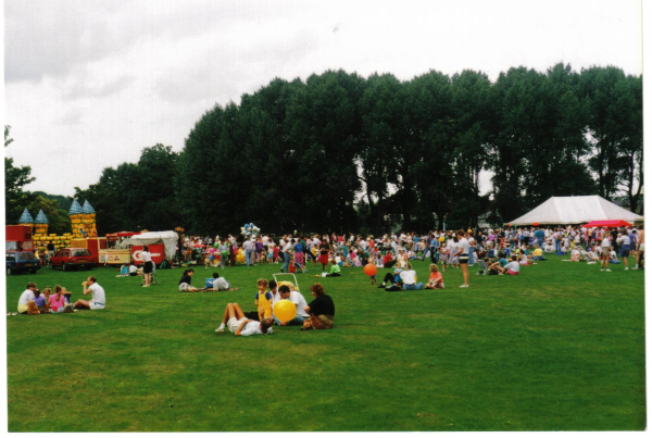 The Teddy Bears picnic in Nuttall Park
14-Leisure-01-Parks and Gardens-001-Nuttall Park General
Keywords: 1990