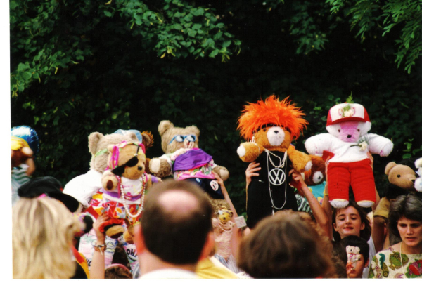 Judging the best teddy at the picnic in Nuttall Park
14-Leisure-01-Parks and Gardens-001-Nuttall Park General
Keywords: 1990