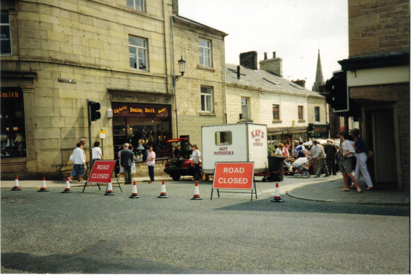 Street market closes Bridge Street
17-Buildings and the Urban Environment-05-Street Scenes-003-Bridge Street
Keywords: 1990