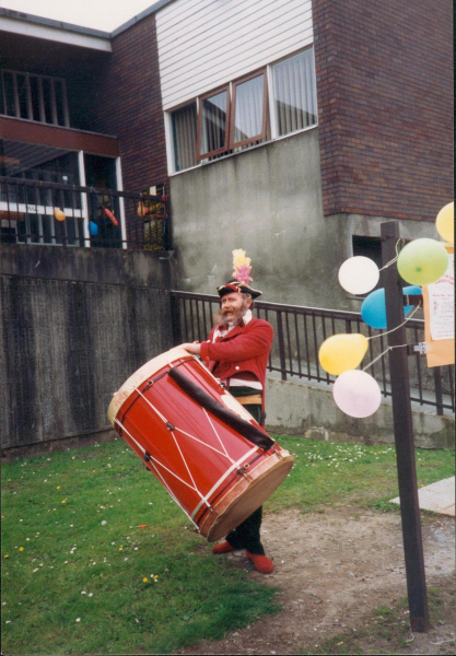 Punch and Judy Man outside Ramsbottom Library
09-People and Family-02-People-000-General
Keywords: 1991