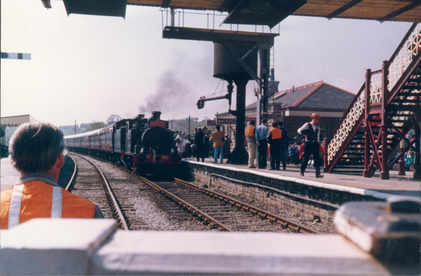 First train to Rawtenstall at Ramsbottom Station
16-Transport-03-Trains and Railways-000-General
Keywords: 1993