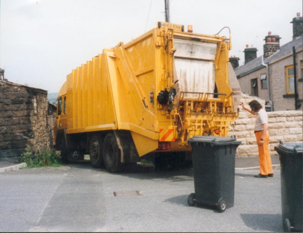 '' Whoops '' - A Tight Entry  - Dustbin lorry on unknown street
17-Buildings and the Urban Environment-05-Street Scenes-000-General
Keywords: 1991