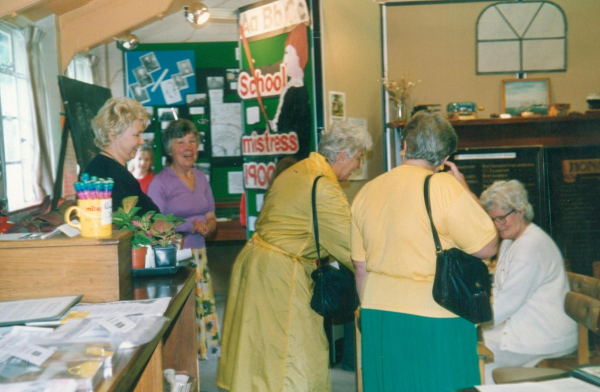 Holcombe School visit to R.H.S.
05-Education-01-Primary Schools-001-Emanuel Holcombe Church of England Primary School
Keywords: 1992
