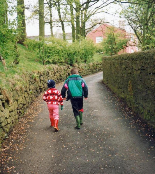 Up Plunge - 2 children walking up the road 
17-Buildings and the Urban Environment-05-Street Scenes-011-Edenfield
Keywords: 1992