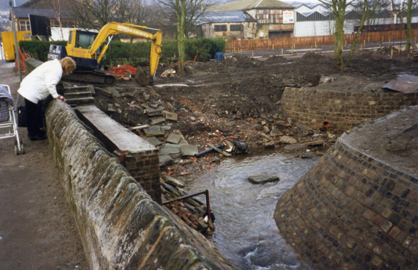 What is down there ? 
17-Buildings and the Urban Environment-05-Street Scenes-000-General
Keywords: 1994