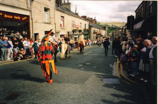 Ramsbottom 2000 fair procession at the top of Bridge Street
17-Buildings and the Urban Environment-05-Street Scenes-003-Bridge Street
Keywords: 1995