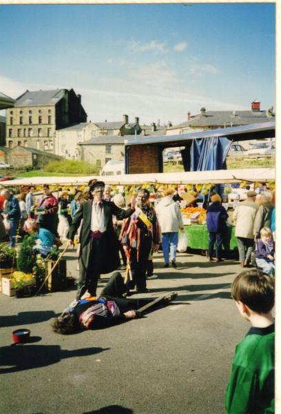 Britannia Coconutters at the Saturday market
17-Buildings and the Urban Environment-05-Street Scenes-026-Square Street area
Keywords: 1995