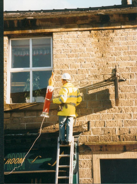 Hanging Christmas decorations 
09-People and Family-02-People-000-General
Keywords: 1996