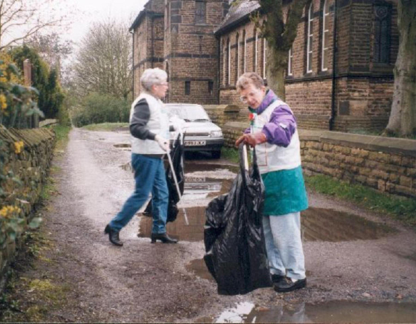 Litter picking
09-People and Family-02-People-000-General
Keywords: 1997