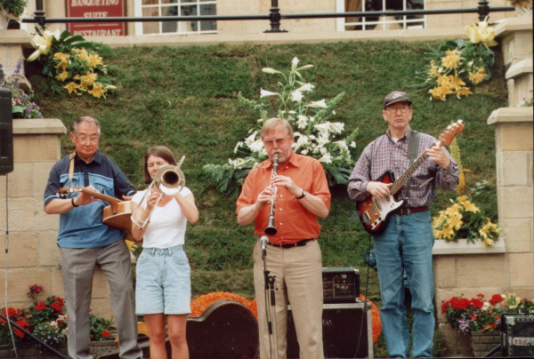 The Urn arrives 
17-Buildings and the Urban Environment-05-Street Scenes-017-Market Place
Keywords: 1998