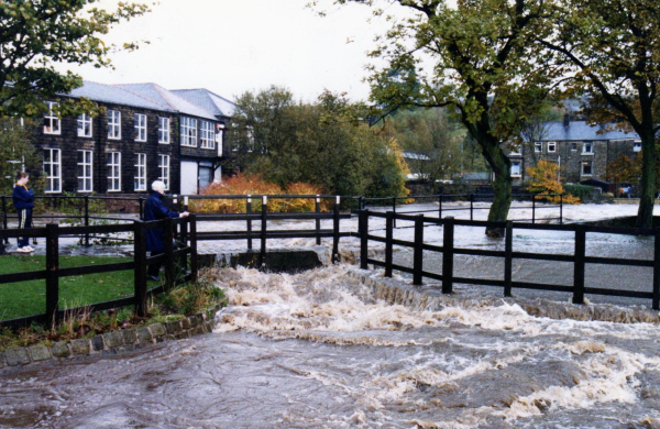 River Irwell from the Wharf
17-Buildings and the Urban Environment-05-Street Scenes-021-Peel Brow area
Keywords: 1998