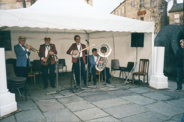 Christmas Lights switch on ; Market Place
people
Keywords: 2000