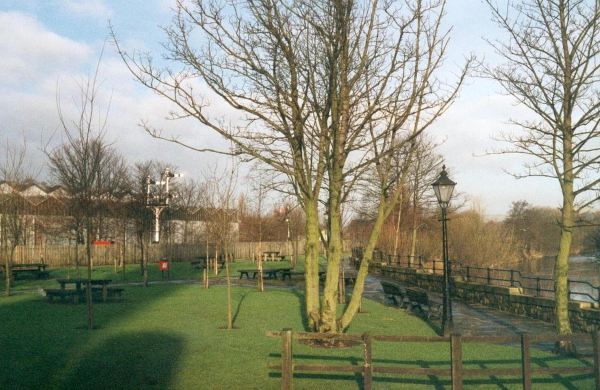 Not a picnic in site - the Wharf at Peel Bridge
17-Buildings and the Urban Environment-05-Street Scenes-021-Peel Brow area
Keywords: 2000