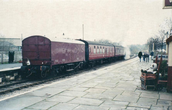 Train waiting at Ramsbottom station 
to be catalogued
Keywords: 2000