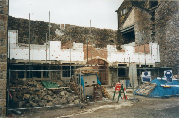 Squeezed in - Square St Apartments 
17-Buildings and the Urban Environment-05-Street Scenes-026-Square Street area
Keywords: 2001