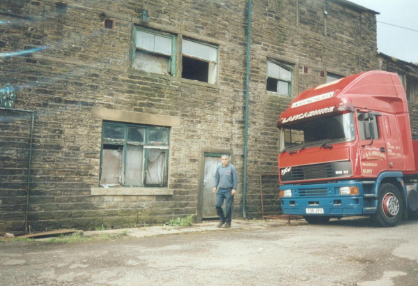 Early Weaver's cottages - homes of some of the Hinchcliffe family - Walmersley Road
17-Buildings and the Urban Environment-05-Street Scenes-035-Manchester Road Walmersley Area
Keywords: 2001