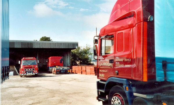 Hinchliffe No More Vehicles at Auction - Walmersley Road
17-Buildings and the Urban Environment-05-Street Scenes-035-Manchester Road Walmersley Area
Keywords: 2001