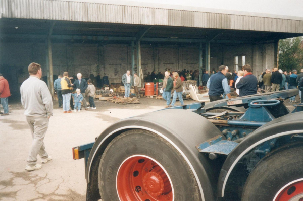 Sad day at Hinchcliffe's auction - Walmersley Road
17-Buildings and the Urban Environment-05-Street Scenes-035-Manchester Road Walmersley Area
Keywords: 2001