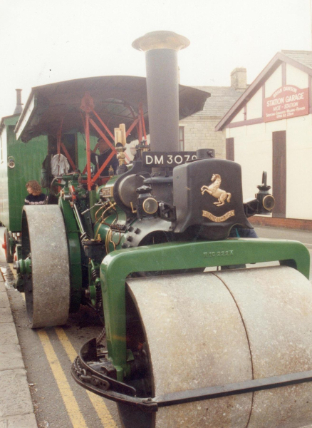 Christmas Market - steam roller on Railway Street
17-Buildings and the Urban Environment-05-Street Scenes-022-Railway Street
Keywords: 2001