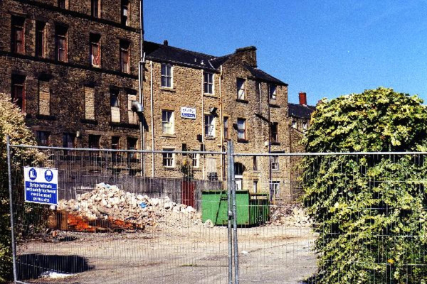 Square Street redevelopment
17-Buildings and the Urban Environment-05-Street Scenes-026-Square Street area
Keywords: 2002