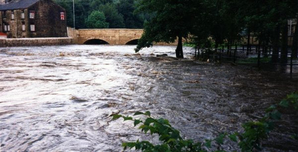 River Irwell flooding by the Wharf - Peel Bridge
17-Buildings and the Urban Environment-05-Street Scenes-021-Peel Brow area
Keywords: 2002