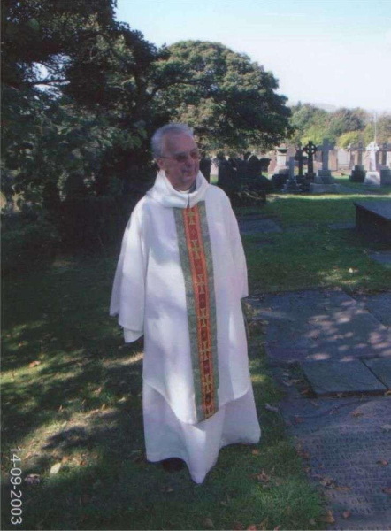 Rev David Evans after morning service - Edenfield Parish
to be catalogued
Keywords: 2003