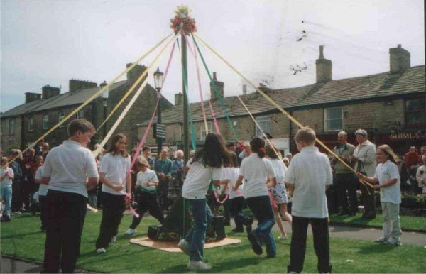 Peel Brow schoolchildren - Mayfest outside St Pauls
people
Keywords: 2003