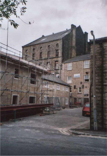 New house on Old Ground Mill Site  - Square Street
17-Buildings and the Urban Environment-05-Street Scenes-026-Square Street area
Keywords: 2003