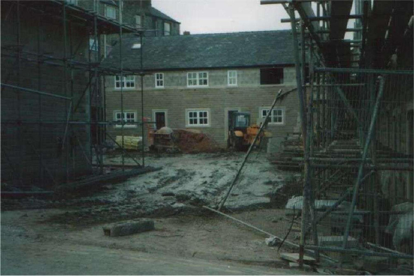 New house on Old Ground Mill Site  - Square Street
17-Buildings and the Urban Environment-05-Street Scenes-026-Square Street area
Keywords: 2003