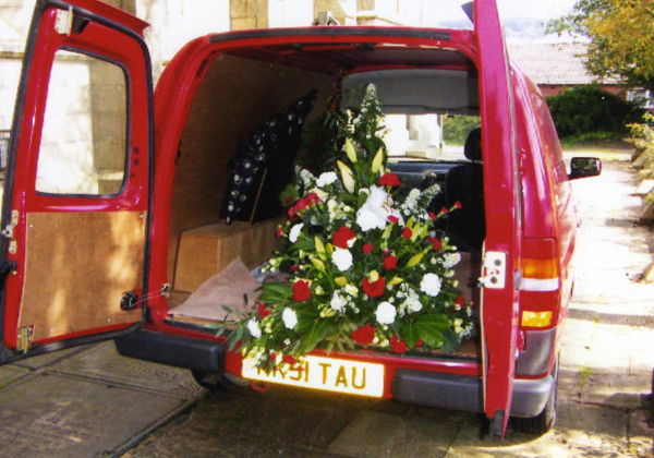 Preperations for a wedding at St Paul's Church, Bridge Street
17-Buildings and the Urban Environment-05-Street Scenes-003-Bridge Street
Keywords: 2006