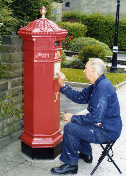 Graham Twidale paints gilding on postboxes 
09-People and Family-02-People-000-General
Keywords: 2007