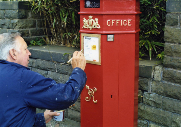 Graham Twidale paints gilding on postboxes 
09-People and Family-02-People-000-General
Keywords: 2007
