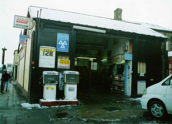Station Garage, Railway street 
17-Buildings and the Urban Environment-05-Street Scenes-022-Railway Street
Keywords: 2010