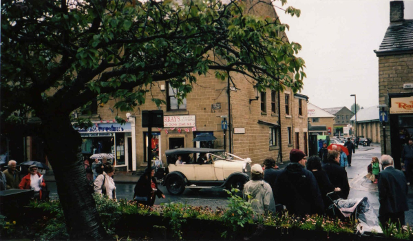 Bride and groom arriving for the  mock wedding during ELR World War 2 weekend 
14-Leisure-04-Events-003-1940s weekends
Keywords: 2010