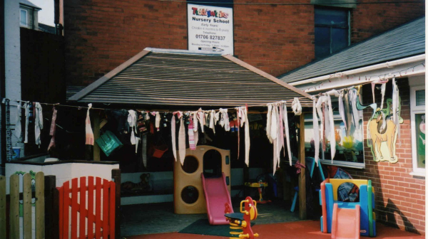 Tiddlywinks Nursery School during redevelopment ; Square Street
17-Buildings and the Urban Environment-05-Street Scenes-026-Square Street area
Keywords: 2010