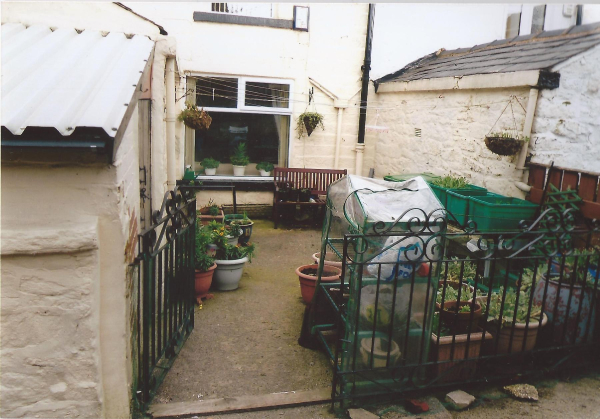 Back yard of 12 Bolton Road West
17-Buildings and the Urban Environment-05-Street Scenes-002-Bolton Road West
Keywords: 2012