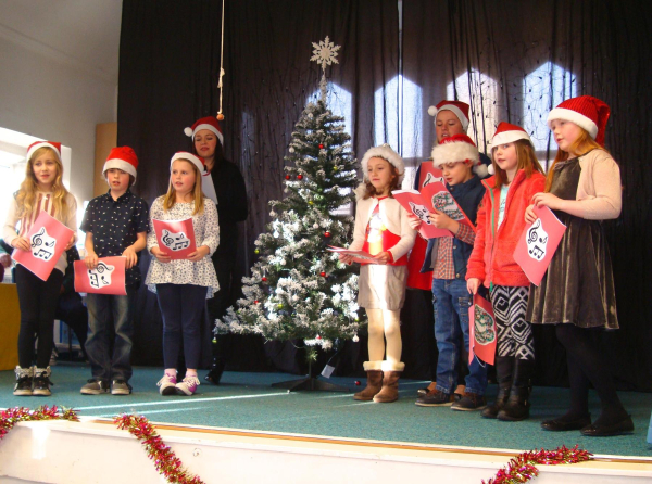 Edenfield School Choir performs at the Christmas Fair - 30 November 2013 
05-Education-01-Primary Schools-011-Edenfield Primary School
Keywords: 2013