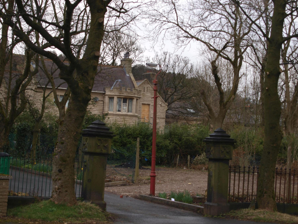 St Andrews Vicarage plus stone gate posts and old lamp
06-Religion-01-Church Buildings-002-Church of England  -  St. Andrew, Bolton Street, Ramsbottom
Keywords: 2015