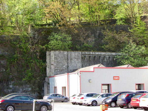 TNT - the Modern building dwarfed by two different levels of old buildings 
02-Industry-05-Miscellaneous Industry-006-TNT  Fed Ex
Keywords: 2017