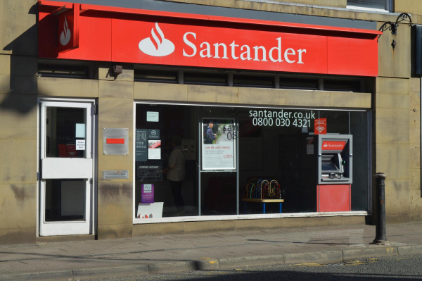Santander before closing  
04-Finance and Trade-01-Banks and Post Office-005-Santander
Keywords: 2019