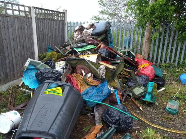 Litter Picking on Peel Brow Estate.jpg 
17-Buildings and the Urban Environment-05-Street Scenes-021-Peel Brow area
Keywords: 2019